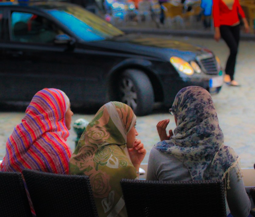 Frauen mit bunten Kopftüchern in Brüssel
